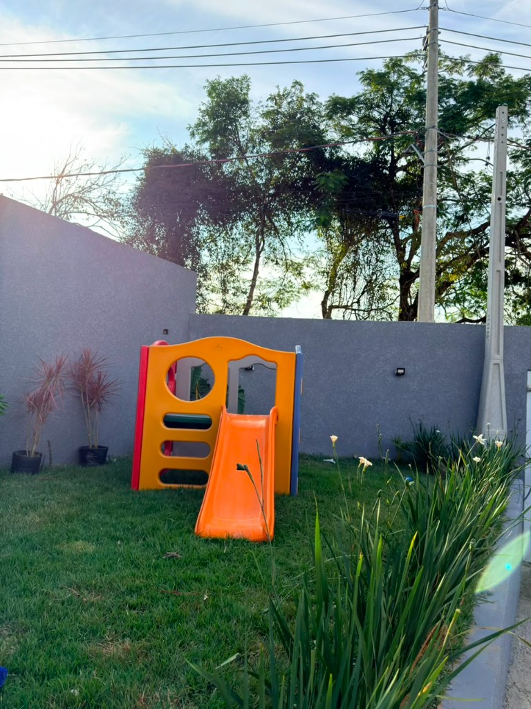 Área externa com playground infantil e jardim para festas infantis em Sorocaba